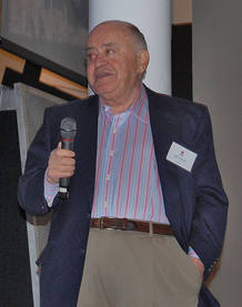 Jack Tramiel durante su discurso en el 25 aniversario del Commodore 64