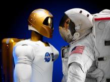 Son los astronautas de un futuro de ciencia ficci&oacute;n, robots creados para ayudar a los humanos en misiones espaciales peligrosas.