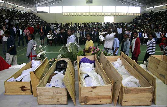 5.000 personas asisten a los entierros de los 28 muertos por los disparos de la polic�a en Madagascar