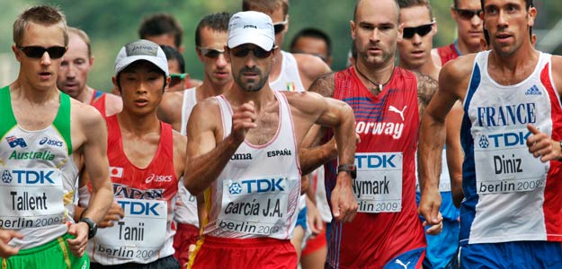Jes&uacute;s &Aacute;ngel Garc&iacute;a Bragado (c), rodeado por otros competidores durante la prueba de los 50 kil&oacute;metros marcha.