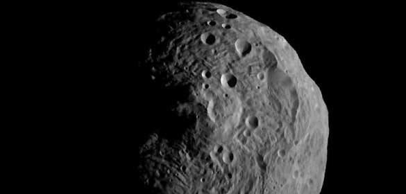Imagen obtenida por la sonda Dawin al situarse a unos 16.000 kilómetros de Vesta Imagen obtenida por la sonda Dawin al situarse a unos 16.000 kilómetros de Vesta