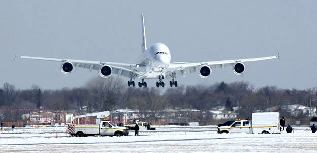 El Airbus A380 tiene la misma longitud que ocho autobuses londinenses de dos pisos y tiene en sus alas el suficiente espacio como para aparcar 70 coches.