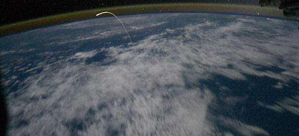 Imagen del Atlantis entrando a la atm&oacute;sfera en su &uacute;ltimo viaje a la Tierra.
