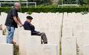 Un veterano de guerra visita el cementerio de Bayeux, en el norte de Francia, donde se ha celebrado una ceremonia religiosa en memoria de los ca&iacute;dos en el desembarco de Normand&iacute;a.