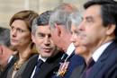 El pr&iacute;ncipe Carlos conversa con el primer ministro brit&aacute;nico, Gordon Brown, durante una ceremonia religiosa en memoria de los ca&iacute;dos en el desembarco de Normand&iacute;a.