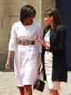 Michelle Obama y Carla Bruni charlan en su encuentro en Caen, donde se ha celebrado el 65 aniversario del desembarco de Normand&iacute;a.