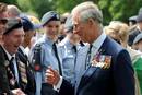 El Pr&iacute;ncipe Carlos saluda a unos veteranos de guerra durante una ceremonia religiosa en memoria de los ca&iacute;dos en el desembarco de Normand&iacute;a.
