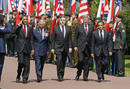 Barack Obama, el pr&iacute;ncipe Carlos, Gordon Brown, Stephen Carter y Nicolas Sarkozy, reunidos en el cementerio de Colleville-sur-Mer, en el 65 aniversario del desembarco de Normand&iacute;a.