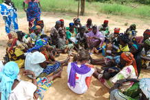 En Timantogou de Sagou, en el noreste de Burkina Faso, vive a Assisatou Amidou, una mujer de 49 años que en esta fotografía charla con Lorena Auladell, delegada de Cruz Roja en Burkina Faso. En Timantogou de Sagou, en el noreste de Burkina Faso, vive a Assisatou Amidou, una mujer de 49 años que en esta fotografía charla con Lorena Auladell, delegada de Cruz Roja en Burkina Faso.
