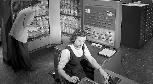 Vista parcial de un IBM 704, el primer ordenador de negocios de la empresa