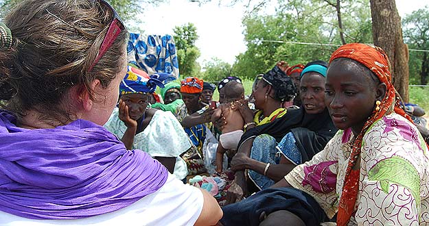 El trabajo de Cruz Roja también pasa por concienciar a las mujeres de los poblados de la importancia de prevenir las crisis alimentarias a través de un eficiente uso de los cultivos. El trabajo de Cruz Roja también pasa por concienciar a las mujeres de los poblados de la importancia de prevenir las crisis alimentarias a través de un eficiente uso de los cultivos.