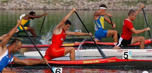 El abanderado de la delegación española, David Cal, ya está en la final de C1 1000m. El abanderado de la delegación española, David Cal, ya está en la final de C1 1000m.
