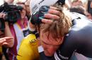 Los hermanos Schleck se abrazan en el final de la etapa en Grenoble, en el que Andy ha perdido el Tour.