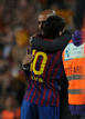 Leo Messi se funde en un abrazo con Guardiola despu&eacute;s de anotar el cuarto gol