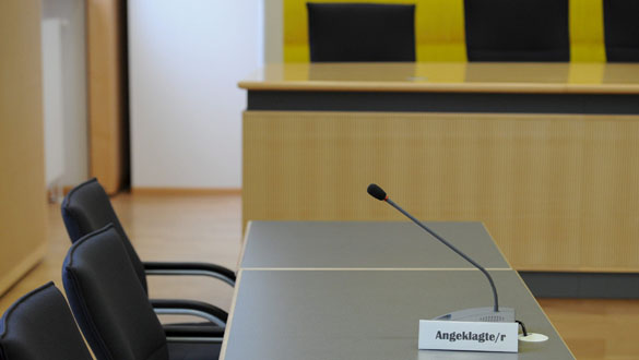 Asiento vac&iacute;o del obispo Richard Williamson, durante la primera jornada de su juicio por negar el Holocausto