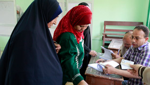Ver v&iacute;deo  'Abren los colegios en Egipto para votar en hist&oacute;ricos comicios presidenciales'