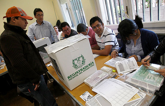 Abren los colegios electorales en Colombia para elegir nuevo Parlamento