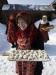 Las abuelas de Buranovo ense&ntilde;an sus deliciosas empanadillas.