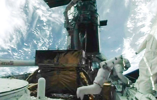 Los astronautas del Atlantis realizan el último paseo espacial para reparar el Hubble