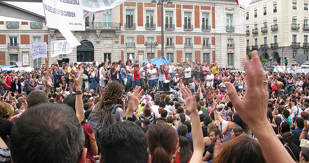 Los acampados vitorean a uno de los participantes del &aacute;gora de Sol.