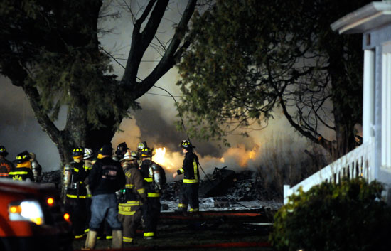 Al menos 49 muertos al estrellarse un avi&oacute;n en EE.UU. contra una vivienda
