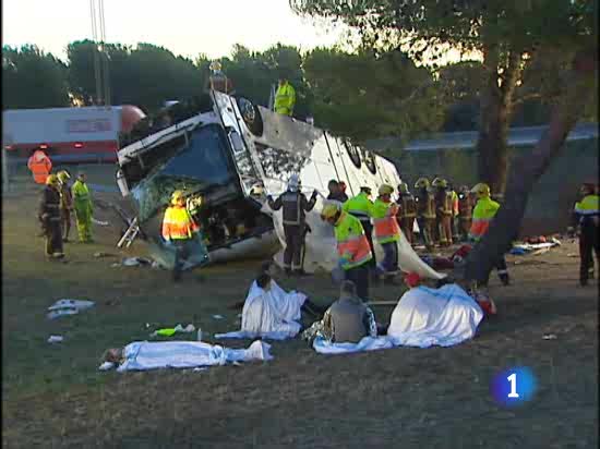 Muere una joven al volcar un autob&uacute;s en Girona