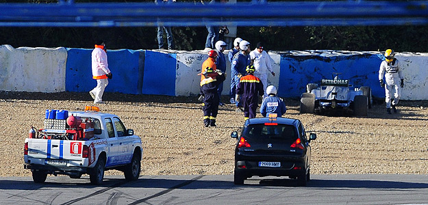 Hamilton sale a pie de su accidente en Jerez.