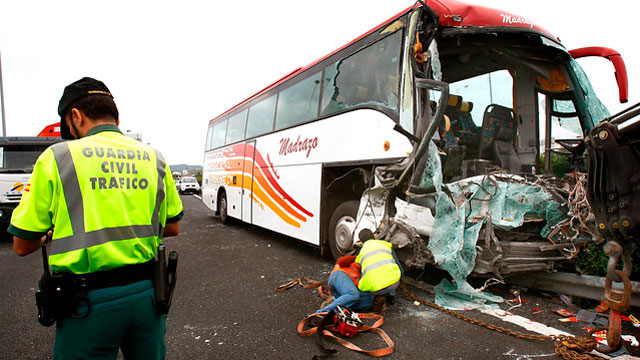 Accidente de tr&aacute;fico en Cantabria entre un autob&uacute;s de jubilados y un cami&oacute;n