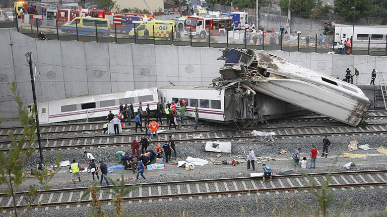 Varios muertos y al menos 50 heridos por el descarrilamiento de un tren cerca de Santiago