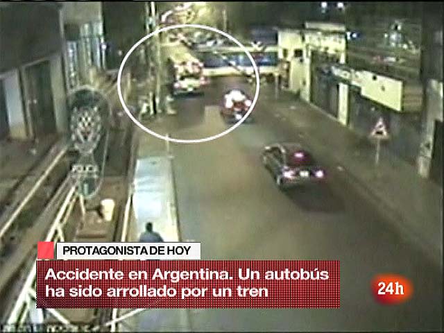 Una decena de muertos en un accidente entre un tren y un autob&uacute;s en Buenos Aires