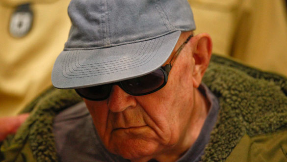 El exguardia de un campo de exterminio nazi, a su llegada al tribunal.