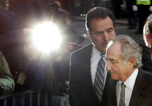 Madoff, a la entrada en la corte de Manhattan en la que se ha declarado culpable. Madoff, a la entrada en la corte de Manhattan en la que se ha declarado culpable.