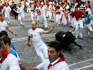 Ver v&iacute;deo  'Acelerado y accidentado sexto encierro de San Ferm&iacute;n 2011, de Victoriano del R&iacute;o'