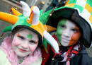 Varios ni&ntilde;os durante el desfile celebrado en el centro de Londres, con motivo del D&iacute;a de San Patricio