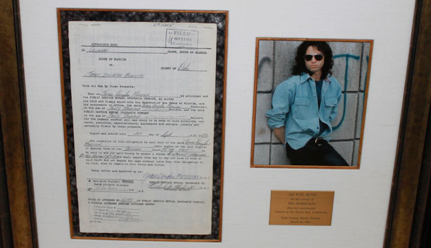 El acta de la fianza de Jim Morrison de la detención de Miami, uno de los artículos que exhibe y vende la galería The Rock and Roll Emporium.