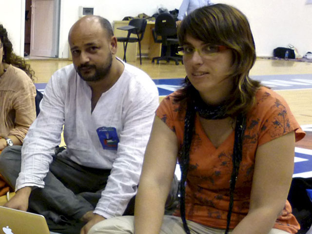 La activista Laura Arau firma el acta de deportaci�n