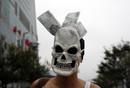 Una activista protesta con una m&aacute;scara en Taiwan