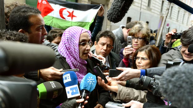 La activista saharaui Aminatou Haidar habla para la prensa a la salida de la Audiencia Nacional