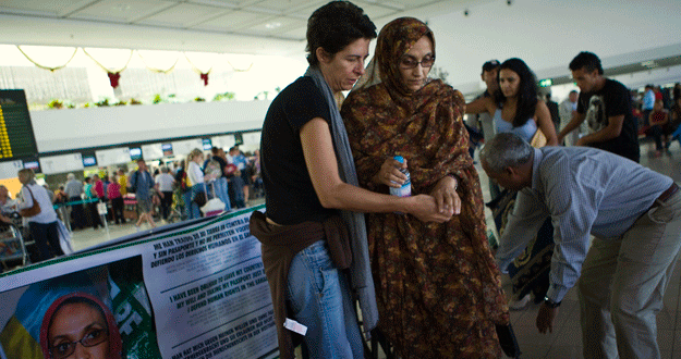 La activista saharaui, Aminatu Haidar, en el aeropuerto de Lanzarote donde mantiene una huelga de hambre.
