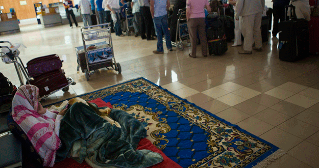La activista saharaui Aminatu Haidar durante su huelga de hambre en el aeropuerto de Lanzarote en las Islas Canarias.