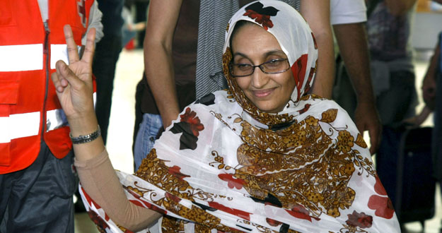 La activista saharaui Aminetu Haidar, que se encuentra en el aeropuerto de Lanzarote desde hace una semana, en huelga de hambre, tras ser expulsada por Marruecos, agradece el apoyo que multitud de personas le ofrecen. La activista saharaui Aminetu Haidar, que se encuentra en el aeropuerto de Lanzarote desde hace una semana, en huelga de hambre, tras ser expulsada por Marruecos, agradece el apoyo que multitud de personas le ofrecen.
