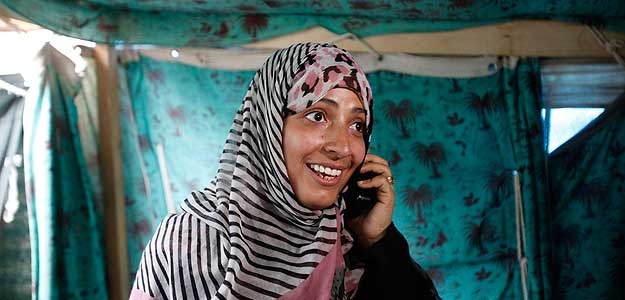 La activista yemení Tawakul Karman sonríe al enterarse de que ha sido galardonada con el Premio Nobel de la Paz 2011, en su tienda de campaña en Saná. La activista yemení Tawakul Karman sonríe al enterarse de que ha sido galardonada con el Premio Nobel de la Paz 2011, en su tienda de campaña en Saná.