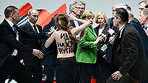 Ir al Video&nbsp;Las activistas de Femen protestan contra Putin en Hannover