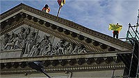 Ir al Video&nbsp;Activistas de Greenpeace logran subir al tejado del Congreso para protestar por la ley de costas