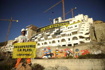 ACTIVISTAS DE GREENPEACE CONTINUAN OCUPANDO EL ALGARROBICO PARA EXIGIR SU DEMOLICIÓN ACTIVISTAS DE GREENPEACE CONTINUAN OCUPANDO EL ALGARROBICO PARA EXIGIR SU DEMOLICIÓN