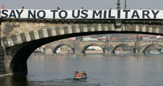 Un activista instala una pancarta contra el escudo antisimisiles de EE.UU. en un puente de Praga. Un activista instala una pancarta contra el escudo antisimisiles de EE.UU. en un puente de Praga.