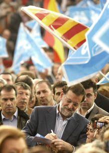 El presidente del PP, Mariano Rajoy (c), firma un autógrafo a su llegada a la plaza de toros de Zaragoza. El presidente del PP, Mariano Rajoy (c), firma un autógrafo a su llegada a la plaza de toros de Zaragoza.