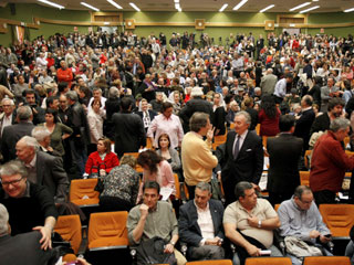 Ver v&iacute;deo  'Acto multitudinario en la Universidad Complutense de Madrid a favor del juez Garz&oacute;n'