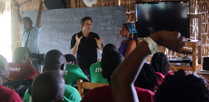 El actor Ben Stiller dando una charla a los alumnos junto a la co-directora de Cn&eacute; Institute, Paula Hyppolite