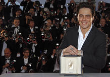 Actor Benicio Del Toro poses with the Best Actor award for the film "Che" in Cannes Actor Benicio Del Toro poses with the Best Actor award for the film "Che" in Cannes